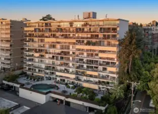 This rarely available 8th-floor corner unit offers a stunning, unobstructed panorama: downtown Seattle, the Space Needle, Puget Sound, the Olympic Mountains, and all the way north to Lake Union.