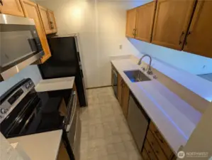 New quartz slab counters throughout