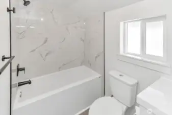 En-suite full bathroom