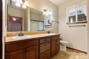 bath off primary bedroom