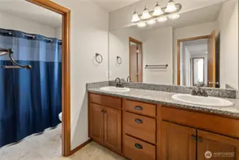 Split Floor Plan Bathroom w/ Dual Vanity
