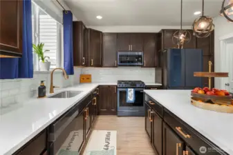 High-End appliances & subway-title backsplash