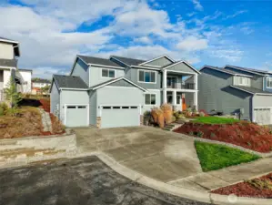 3 Car Garage, 6 Car Parking