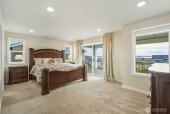 Master Bedroom (Upstairs)