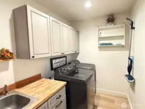 Laundry/mud room connects garage to kitchen