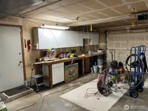 Garage shows Work Bench