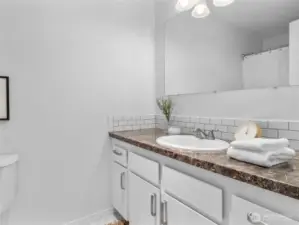 Hallway Full bathroom with Tub/Shower combo