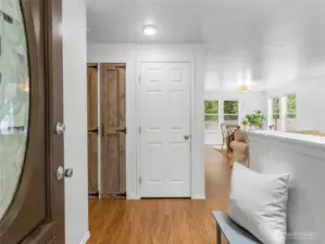 Welcome to this adorable rambler in Gig Harbor