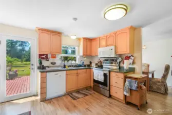 Sunny Kitchen w/new vinyl plank flooring