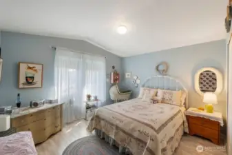 2nd bedroom in front of house