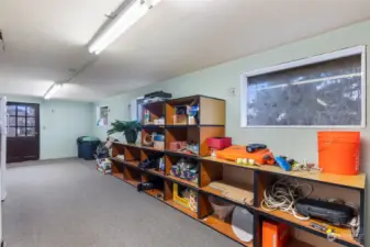 Shop/Storage/Hobby Room under the Guest house. incl a tuck under garage and laundry room,