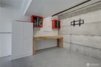 Large garage w/ workbench!