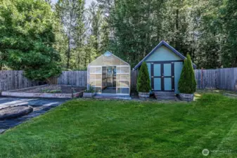 Good size storage shed for all your gardening needs.