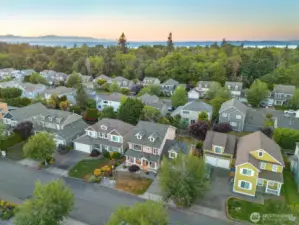 The Heritage Park community is comprised of 129 homes. A few annual events: meet your neighbor BBQ's, competition for best dressed home on Halloween + Trick-or-treating and Easter egg hunt. Several trail heads provide access to Dash Point State Park from Heritage Park.