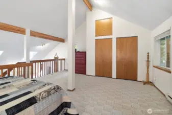 Loft Space, 3rd bedroom w/ space as office or for play room