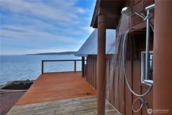 Rinse off after a swim or crabbing adventure