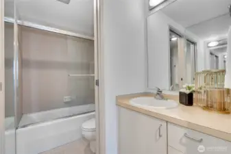 A fully appointed en-suite bathroom.