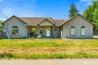 Northwest Cfaftsman 1-story  with a covered front patio area!