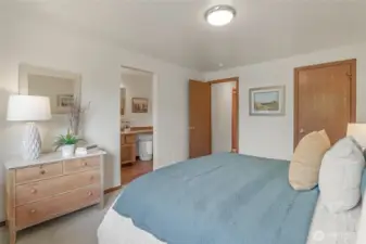 Primary suite w/walk-in closet & a private 3/4 bath
