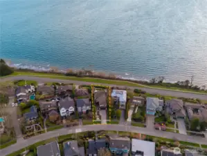 Orientation of the home to both Magnolia Boulevard West as well as the Puget Sound.