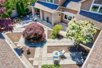 Private Courtyard w Elegant Lines