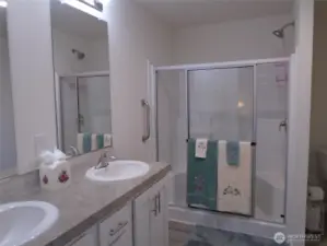Double sinks & seated shower