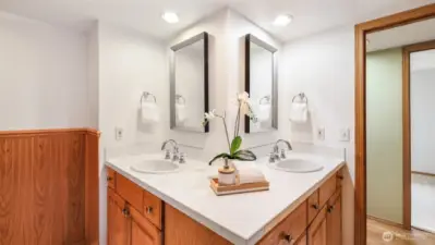 Convenient full bath with sliding glass shower doors and a bright layout.