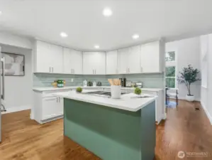 Designer kitchen with all new Kitchen Aid appliances!