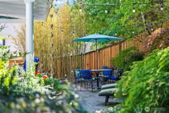 The best place to spend a summer evening. Greenbelt in back, tons of privacy