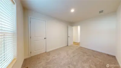 Presale-photos depict same model from different property