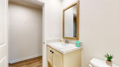 Presale-photos depict same model from different property