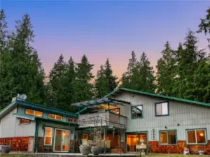 View of the side patio/entertaining area.