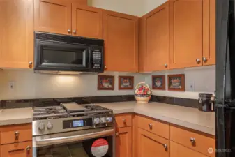 Lots of counterspace in this kitchen!