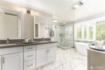 Spa-like primary en-suite w/heated flooring~