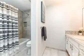 Second floor full bathroom~