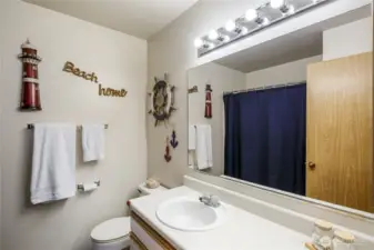 Full guest bath in between both of the upstairs bedrooms.