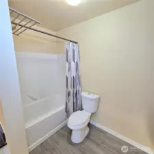 Main Bathroom Cont'