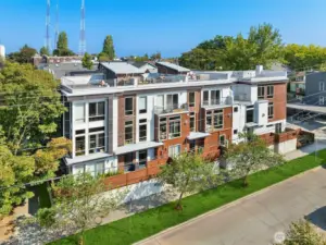 City Living, Modern Vibes – A Capitol Hill address with contemporary design and walk-everywhere convenience.