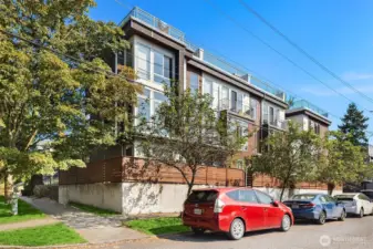 Distinctive design, built for those who want style and city convenience in one address.