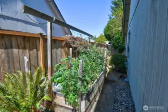 Raised garden bed