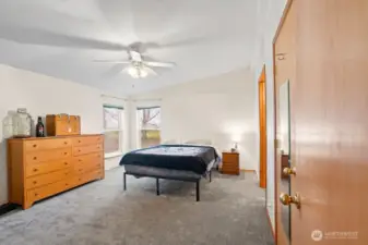 Corner primary suite