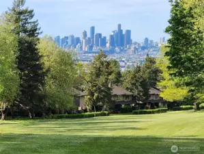 1st hole with downtown beyond.