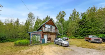 Back garage w/ one bedroom apartment above