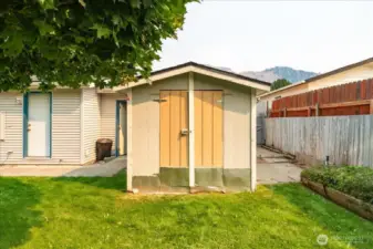 Outdoor storage shed