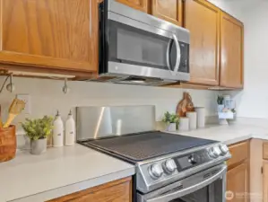 Kitchen with Samsung induction range + oven, new in Dec 2024