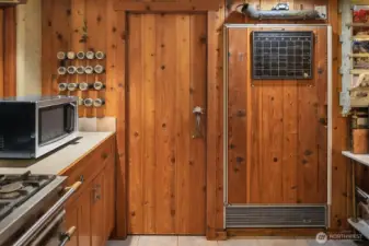 Elk horn handle and refrigerator