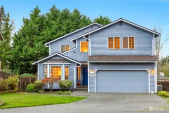 Beautiful welcoming home in Mukilteo's Elliot Pointe in  Goat Trail Area.