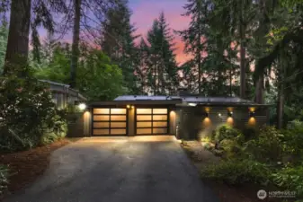 Refined mid-century architecture meets natural beauty in this sophisticated Northwest sanctuary.