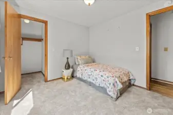 2nd bedroom w/ walk-in Closet