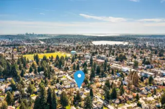 Blocks from Maple Leaf Park, coffee shops, restaurants, breweries, Northgate Link Station, bust stops and easy I-5 access